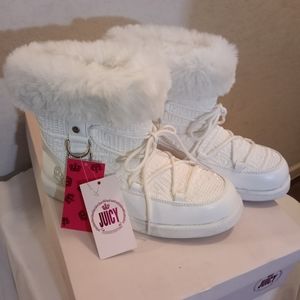 White Ankle-lengthed Boots with Fur